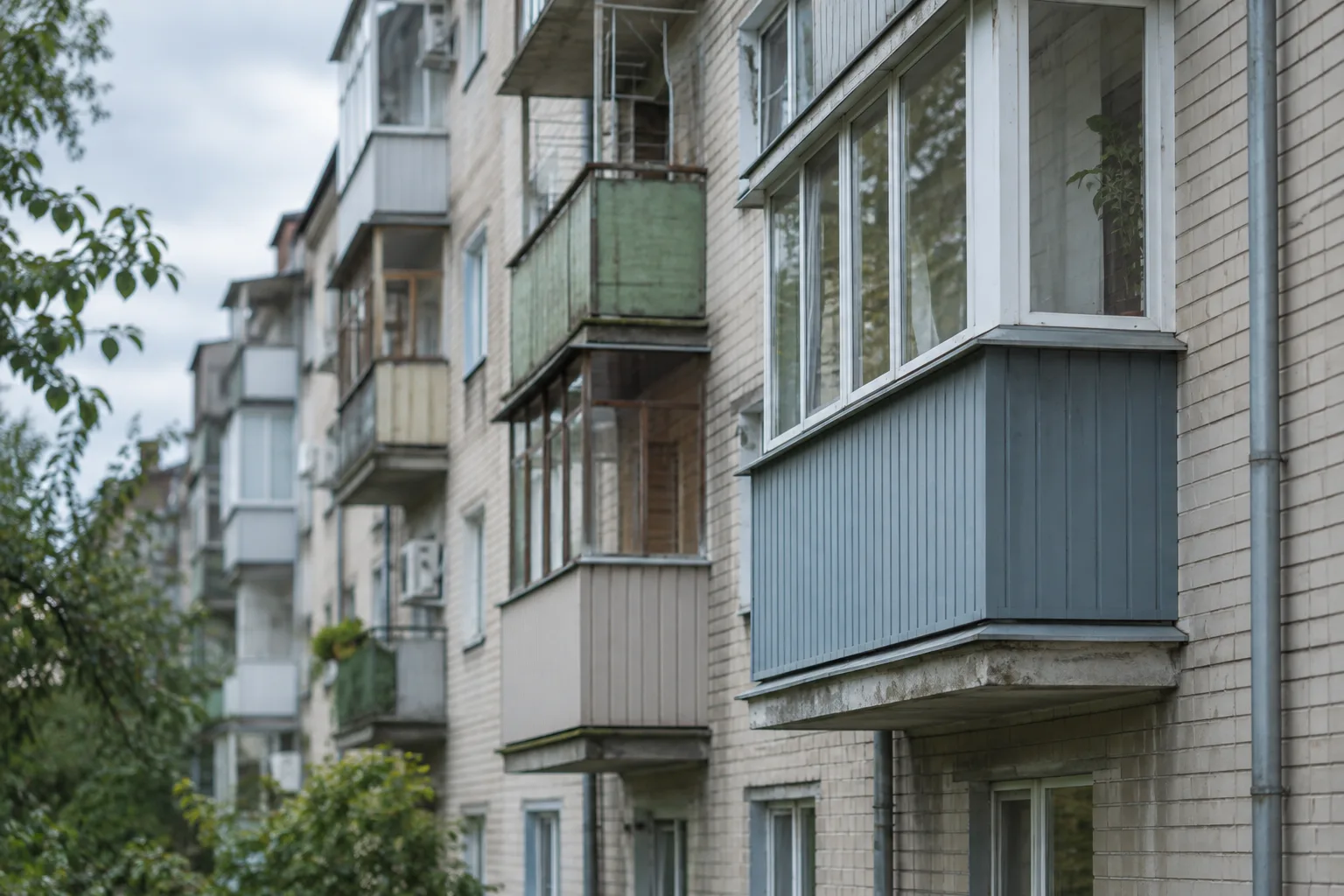 Многоквартирные жилые дома на тихой городской улице
