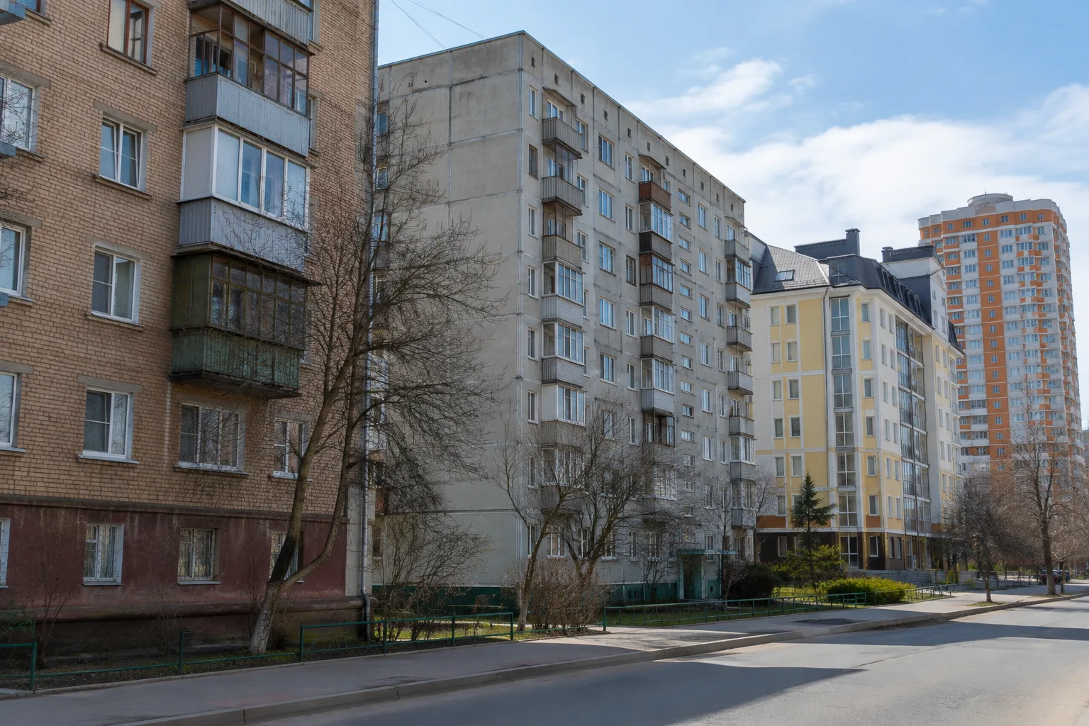 Сравнение квартир в домах разного типа Жилые дома разных периодов застройки на городской улице