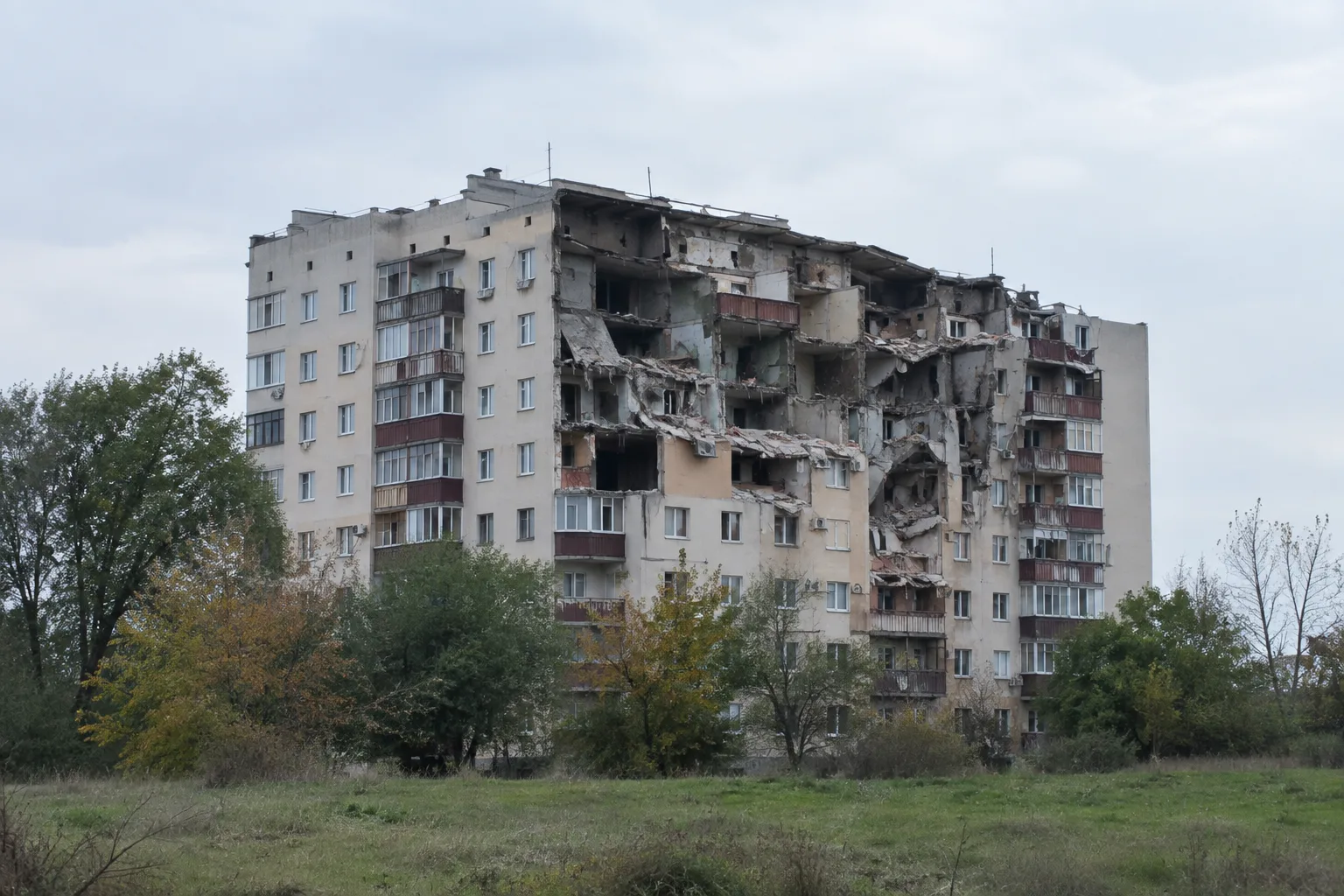 Пошкоджений багатоквартирний будинок, знятий здалеку